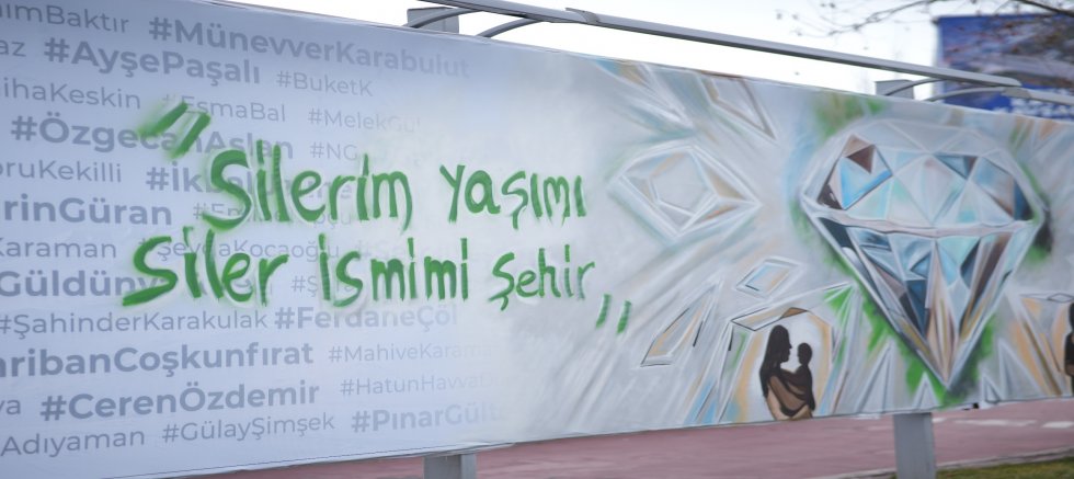 Kadın Cinayetlerinde Hayatını Kaybeden Kadınların İsimlerini Billboarda Taşıdılar