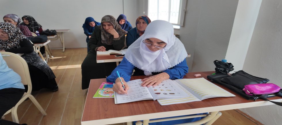 KAYMEK’in Yetişkin Kursundaki Kursiyerler, Okuma Yazma Hayallerine Kavuşuyorlar
