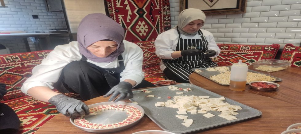 Kayseri’de Asırlık Lezzet Tepsi Mantısı İftar Sofralarını Süslüyor