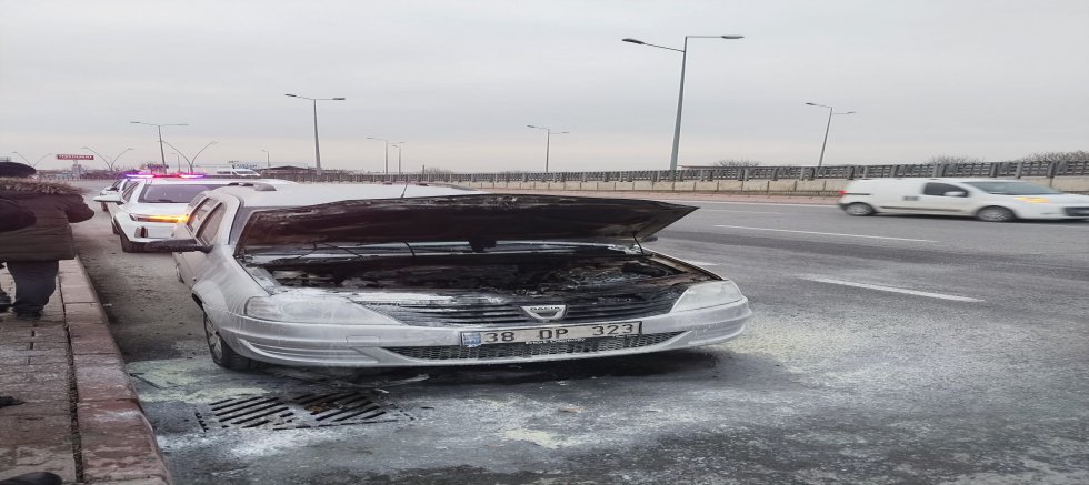 Kayseri'de Seyir Halindeki Otomobil Alev Aldı