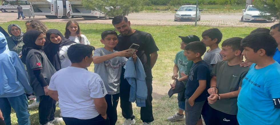 Kayserili Futbolcu Nurettin Korkmaz Öğrencilerle Bir Araya Geldi