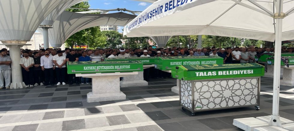 Kazada Yaşamını Yitiren Aynı Aileden 3 Kişi Kayseri'de Toprağa Verildi