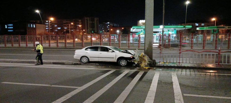 Kontrolden Çıkan Otomobil, Tabela Direğine Çarptı