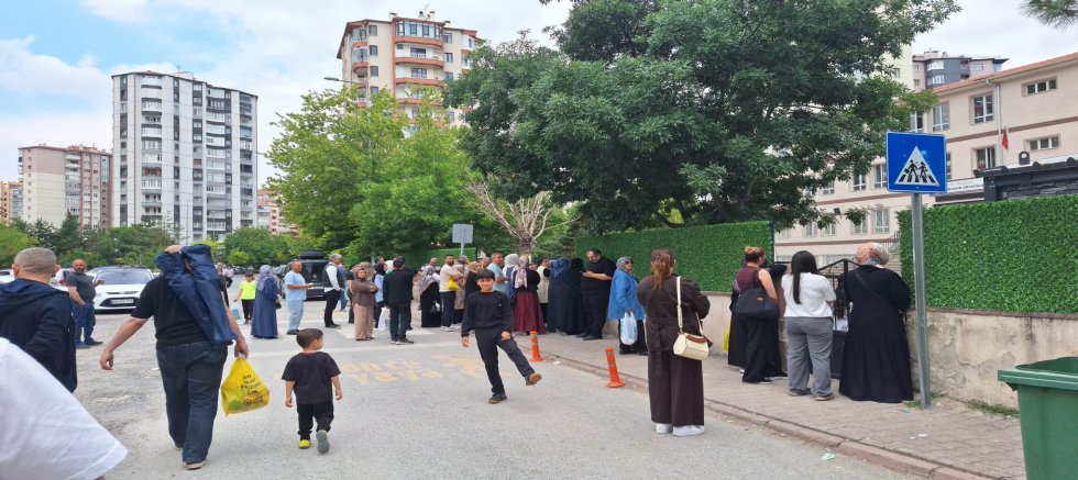 Okul Önünde Velilerin LGS Heyecanı