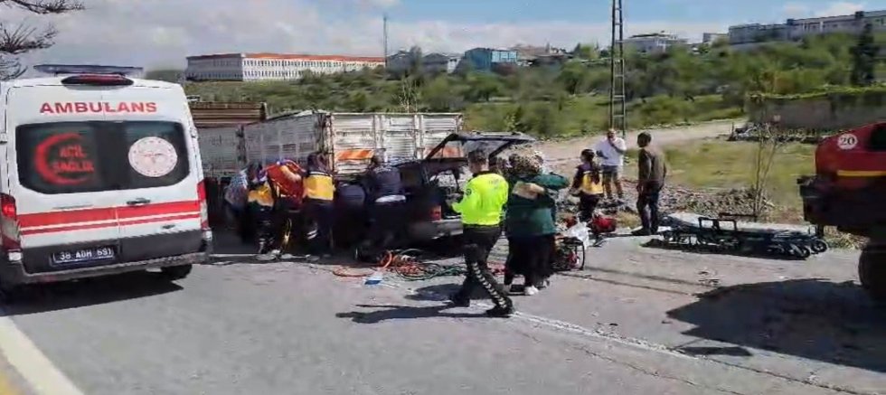 Otomobilin Kamyona Çarptığı Kazada Anne Öldü, Oğlu Yaralandı