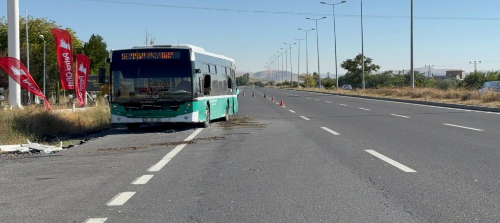 Özel Halk Otobüsü İle Minibüs Çarptı: 3 Yaralı