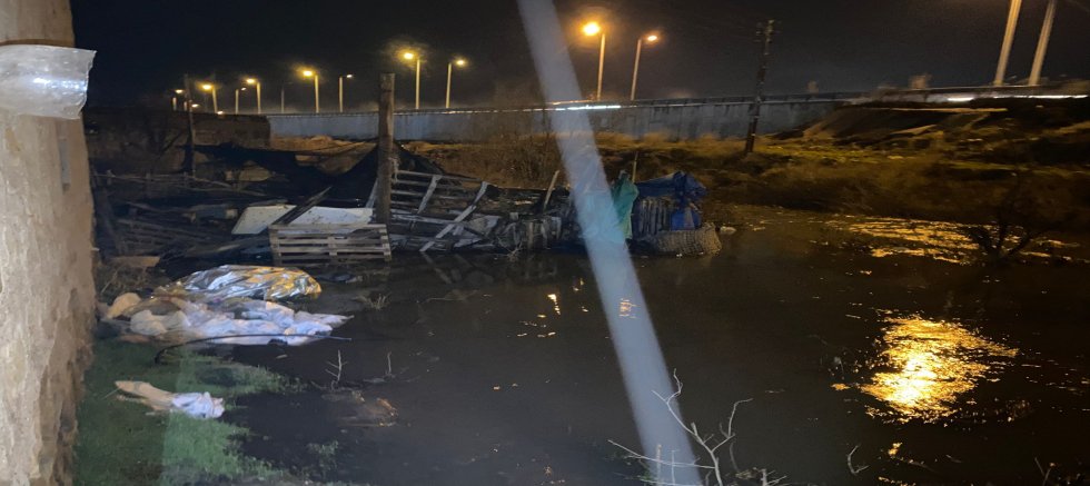 Sağanak Yağış Nedeniyle Ev ve Ahırları Su Bastı