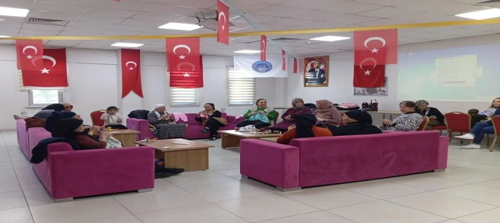 Sarıoğlan'da Kadınlara 'Örgü ve Motivasyon Günü' Etkinliği