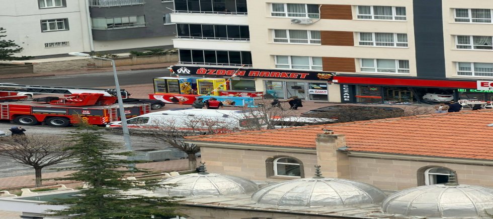 Sürücüsünün Durduramadığı Otomobil Eczaneye Daldı 1 Kişi Yaralandı