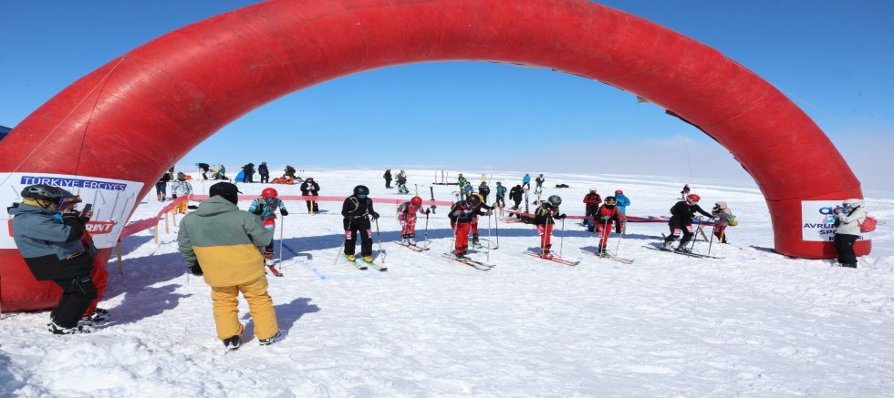 Uluslararası Erciyes Dağ Kayağı Yarışları Sona Erdi