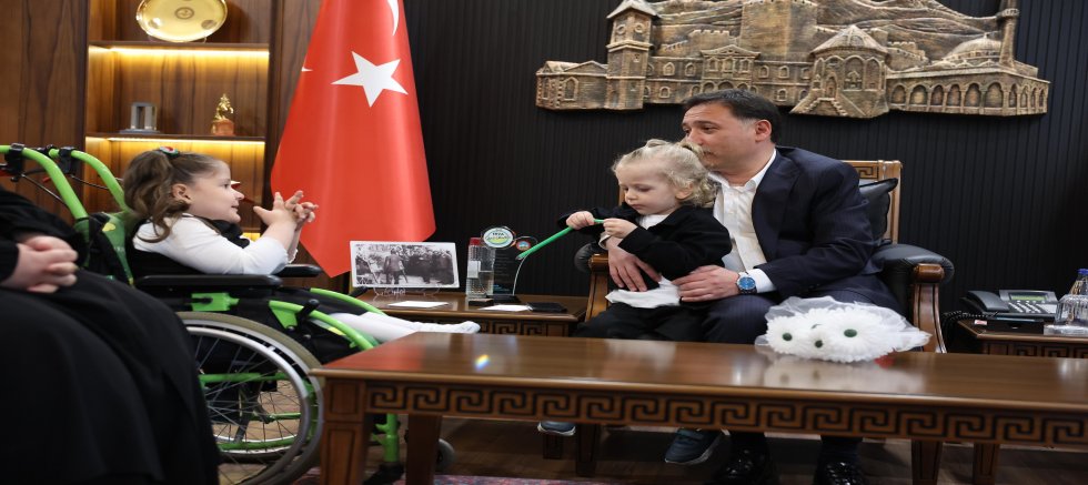 Vali Çiçek’ten Engelli Birey Rüveyda Tanış ve Ailesini Makamında Kabul Etti