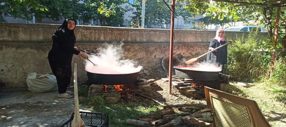 Yahyalı’da Kadınlar Kışlık Salça İçin İmece Geleneğini Yaşatıyor