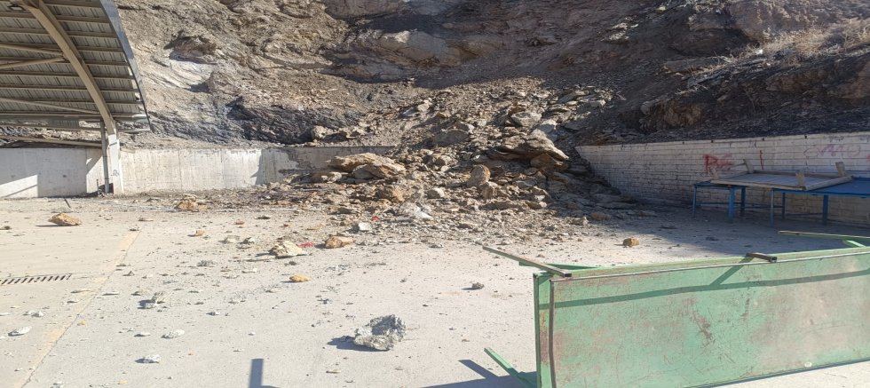 Yahyalı'da Kapalı Pazar Yeri Yanına Kaya Düştü