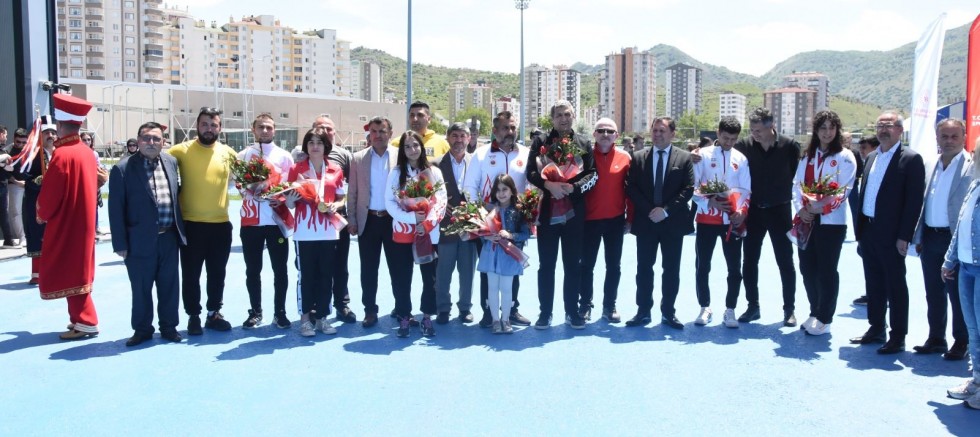 Muaythai Dünya Şampiyonasından Madalyayla Dönen Kayserili Sporcular Çiçeklerle Karşılandı
