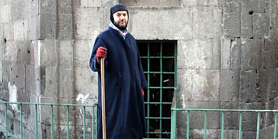 10 Yıldır Türbelerde Gönüllü Temizlik Yapıyor