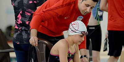 12 Yaşındaki Görme Engelli Yüzücü Cemre, 6 Yılda 22 Madalya Kazandı