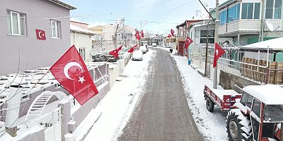 18 Mart’ta Ata Ocağı Yukarı Develi Mahallesi Bayraklarla Donatıldı
