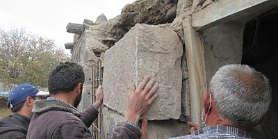 3 Bin 300 Yıllık Yazıtı Kapı Sövesi Yapmışlar