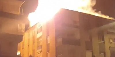 3 katlı binanın çatısı küle döndü