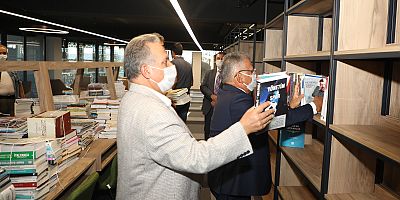 7/24 Kütüphanede Raflar Kitapla Buluştu