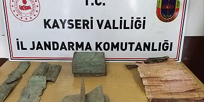 Ağaç kabuğuna yazılmış altın yaldızlı tarihi belge kılıfı