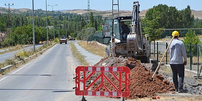 Akkışla'da Elektrik Telleri Yer Altına Çekiliyor
