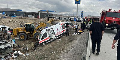 Ambulans İle Kamyonet Çarpıştı: 6 Yaralı