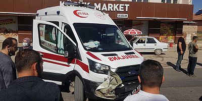 Ambulans İle Otomobil Çarpıştı: 2 Yaralı