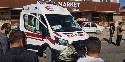 Ambulans İle Otomobil Çarpıştı