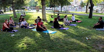 Anne adaylarına parkta yoga eğitimi