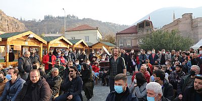 Antika Pazarı Kendi Yerinde, Kendi Gününde Ama Bir Farkla