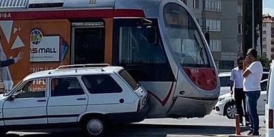 Araç Tramvayla Çarpıştı, Faciadan Dönüldü