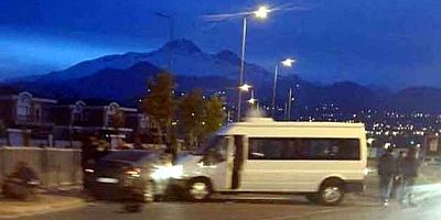 Askerleri Taşıyan Minibüs ile Otomobil Çarpıştı: 8 Yaralı