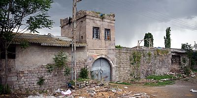 Atatürk’ün Harf İnkılabı İçin Ziyaret Ettiği Tarihi Han, Ahır Olarak Kullanılıyor