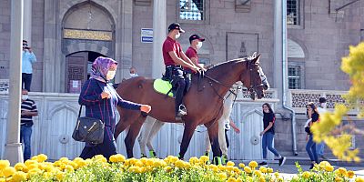Atlı Polislerden Maske Ve Sosyal Mesafe Denetimi