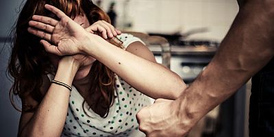 Babasının Annesine Uyguladığı Şiddeti Sosyal Medyada Paylaştı: İki Kez Gözaltına Alınıp Serbest Bırakıldı