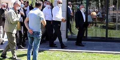 Bakan Akar, Kayseri'de anne ve babasının kabrini ziyaret etti