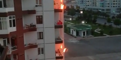 Balkonda mangal yakarken, az kalsın binayı yakıyordu