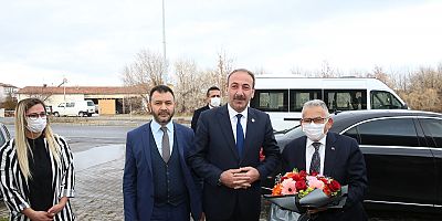 Başkan Büyükkılıç’a Tomarza Belediye Başkanı Şahin’den Pankartlı Teşekkür
