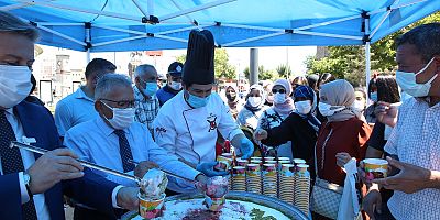  Başkan Büyükkılıç Aşure Dağıttı, Esnaf ve Vatandaşla Buluştu