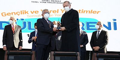 Başkan Büyükkılıç, Cumhurbaşkanı Erdoğan’ın Elinden Bir Ödül Daha Aldı