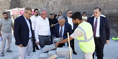 Başkan Büyükkılıç, Cumhuriyet Meydanı'ndaki Yenileme Çalışmalarını İnceledi