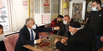 Başkan Büyükkılıç, Esnaf ve Vatandaşla Buluştu, Patili Dostları Sevdi