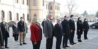 Başkan Büyükkılıç, Kayseri Lisesi’nde Bayrak Törenine Katılıp, İstiklal Marşı Okudu
