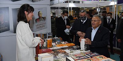 Başkan Büyükkılıç Kitapseverlerle Buluştu, Şiir Okudu