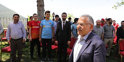 Başkan Büyükkılıç, Talas Gençlik Merkezi’nde Gençler ve Veliler İle Buluştu