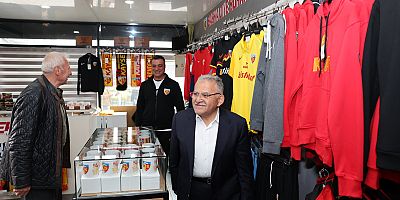 Başkan Büyükkılıç’tan Cumhuriyet Meydanı’nda Esnaf Ziyareti