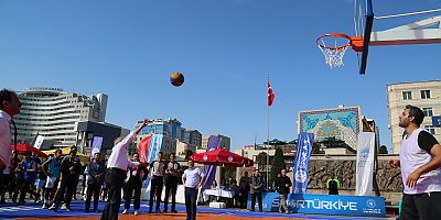 Başkan Büyükkılıç, Vali Çiçek İle Birlikte Sokak Basketbolu Oynadı