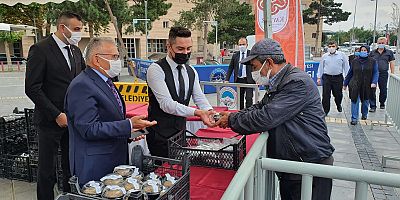 Başkan Büyükkılıç, Vatandaşlara Aşure Dağıttı