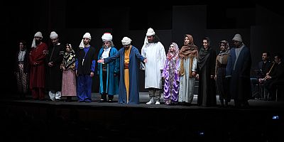 Başkan Büyükkılıç, “Yunus Emre” Adlı Tiyatro Oyununu İzledi